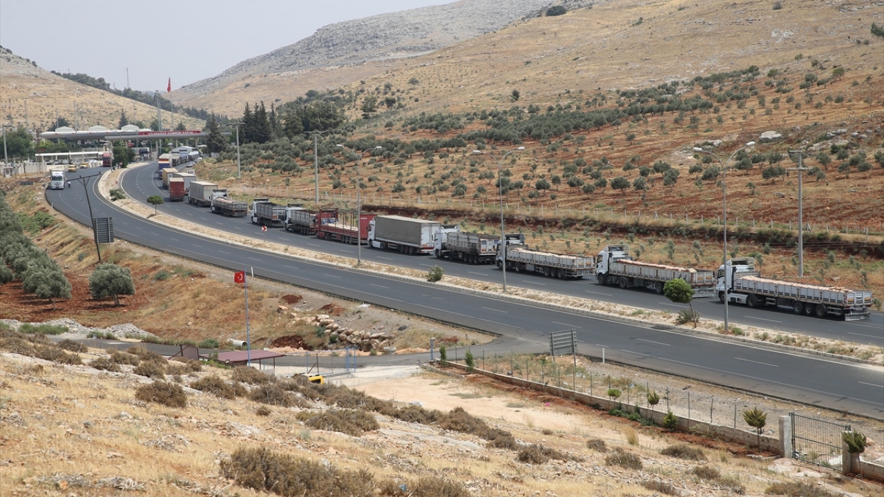 Yoğunluğun yaşandığı ve zaman zaman uzun kuyrukların oluştuğu sınır kapısından 2020 yılının 7 ayında 10 bin 115 yardım tırı geçti. 