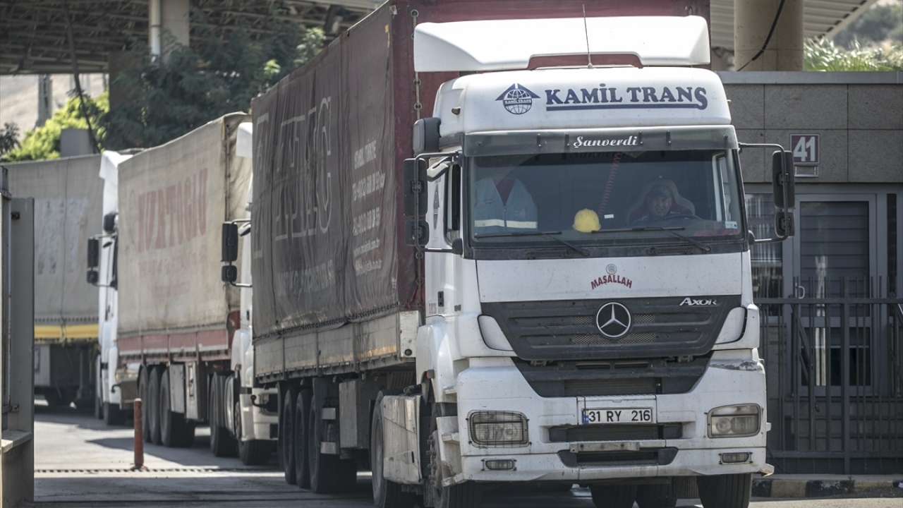 Tırların çıkışlarını sürüyor.