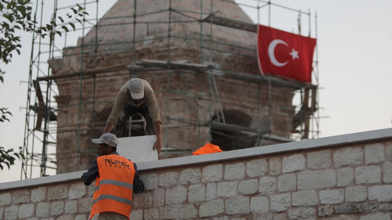Bu kapsamda Hatay Vakıflar Bölge Müdürlüğü, ilçede yer alan Nebi Huri Türbesi`ni aslına uygun restore ediyor.