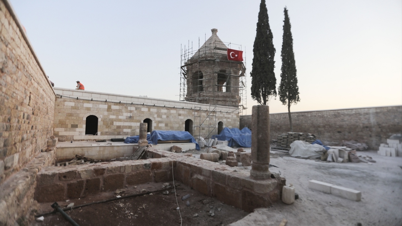 Vakıflar Genel Müdürlüğü yetkililerine göre, Türkiye sınırına yaklaşık 10 kilometre uzaklıkta yer alan Nebi Huri Türbesi`nin tarihi milattan sonra 3. yüzyıla uzanıyor.