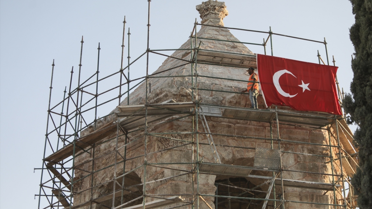 Afrinli Şiyar Muhammed de terör örgütü ve Esed rejiminin türbeye zarar verdiğini belirterek, "Türkiye bu tarihi yapıya sahip çıkarak tekrar ayağa kaldırıyor, tarihimize kültürümüze sahip çıkıyor. Teşekkürlerimizi iletiyoruz." şeklinde konuştu.