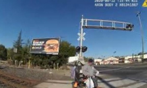 Tekerlekli sandalyesi tren raylarına sıkışan adam son anda kurtarıldı