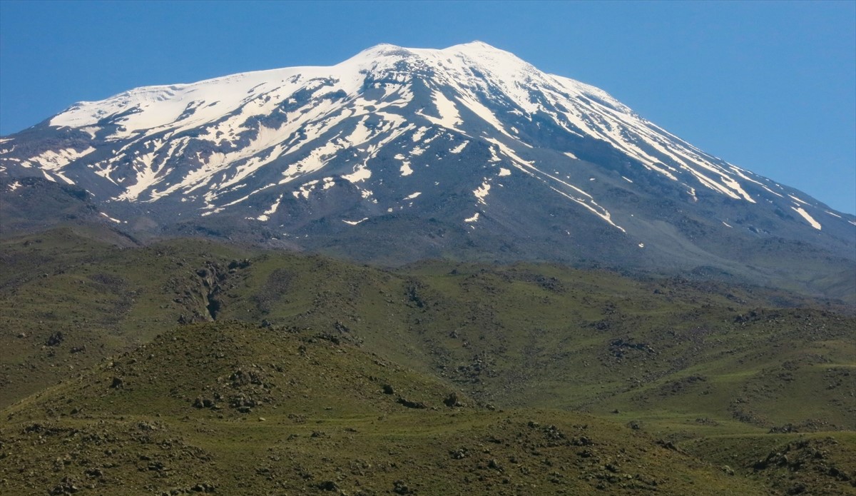 Yurdun en yüksek noktası olan ve hava sıcaklığının sıfırın altında 20 dereceye kadar düştüğü Ağrı Dağı`nın zirvesinde ise ağustos ayında kış mevsimi yaşanıyor. 