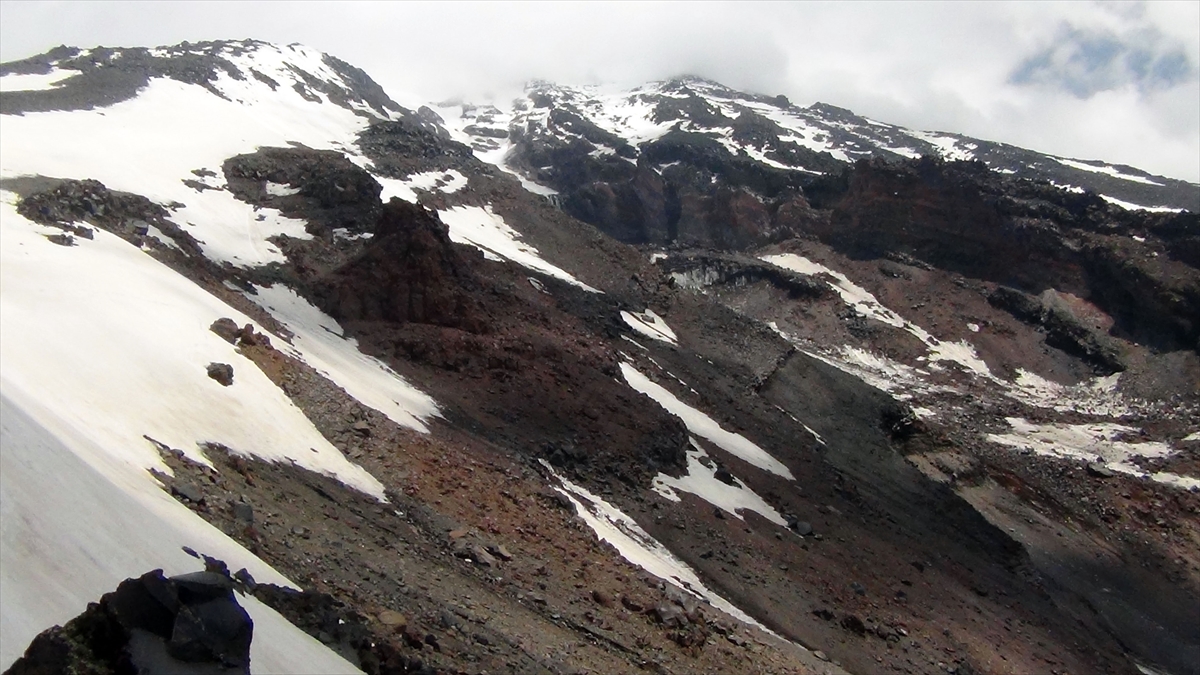 Iğdır Üniversitesi Türkiye Coğrafyası Anabilim Dalı Öğretim Üyesi Doç. Dr. Oğuz Şimşek, Ağrı Dağı`nın 850 metre rakımdan 5 bin 137 metresine kadar birbirinden farklı güzellikler sunduğunu söyledi. 