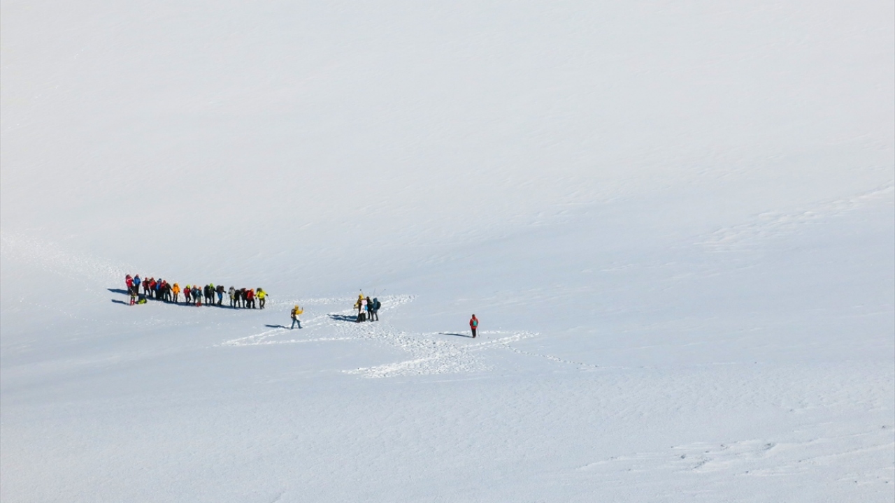 "Eteğinde çöl iklimi görülen dağın zirvesinde kutup iklimi görülüyor" 