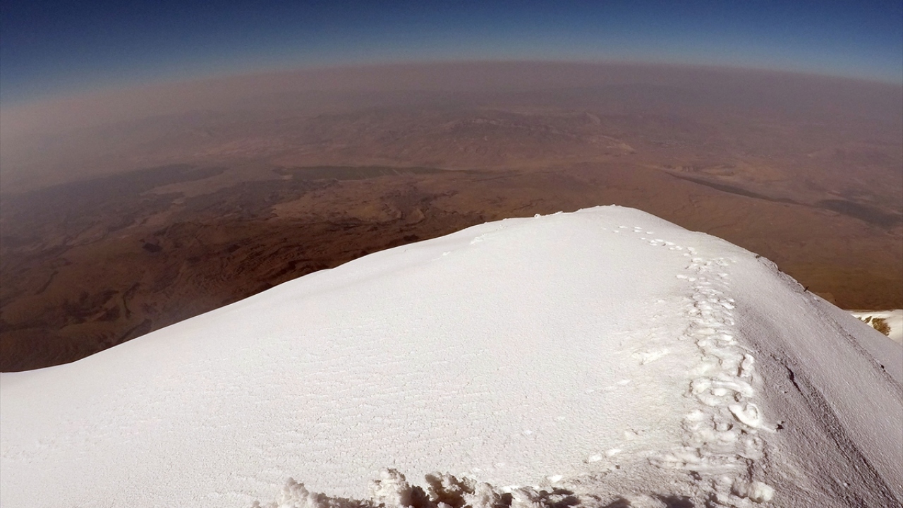 Iğdır Üniversitesi Teknik Bilimler Meslek Yüksekokulu Dr. Öğretim Üyesi Belkıs Muca Yiğit de Ağrı Dağı`nın yüksekliği ve ekolojik yapısıyla çok önemli bir dağ olduğunu vurguladı.