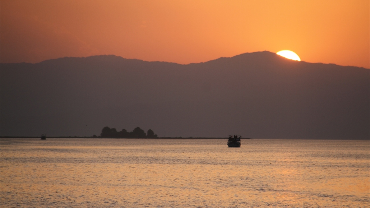 Beyşehir Gölü`ndeki gezinti yatlarının güneşin battığı saatlerde düzenlediği turlar yoğun ilgi görüyor.