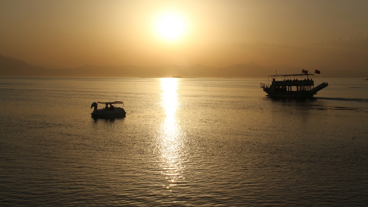 Turistler, yaklaşık bir saat süren gezinti esnasında güneşin batışını, Anamas Dağı manzarasıyla izlemenin keyfini yaşıyor.