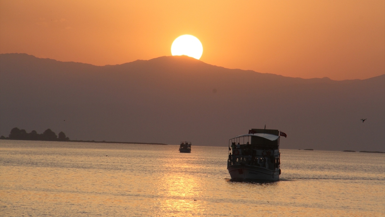 Yat işletmecisi Ahmet Bülbül, son yıllarda yat turizminin gözde bir mekanı haline gelen ilçenin adını bu yönüyle duyurmaya çalıştıklarını söyledi. 