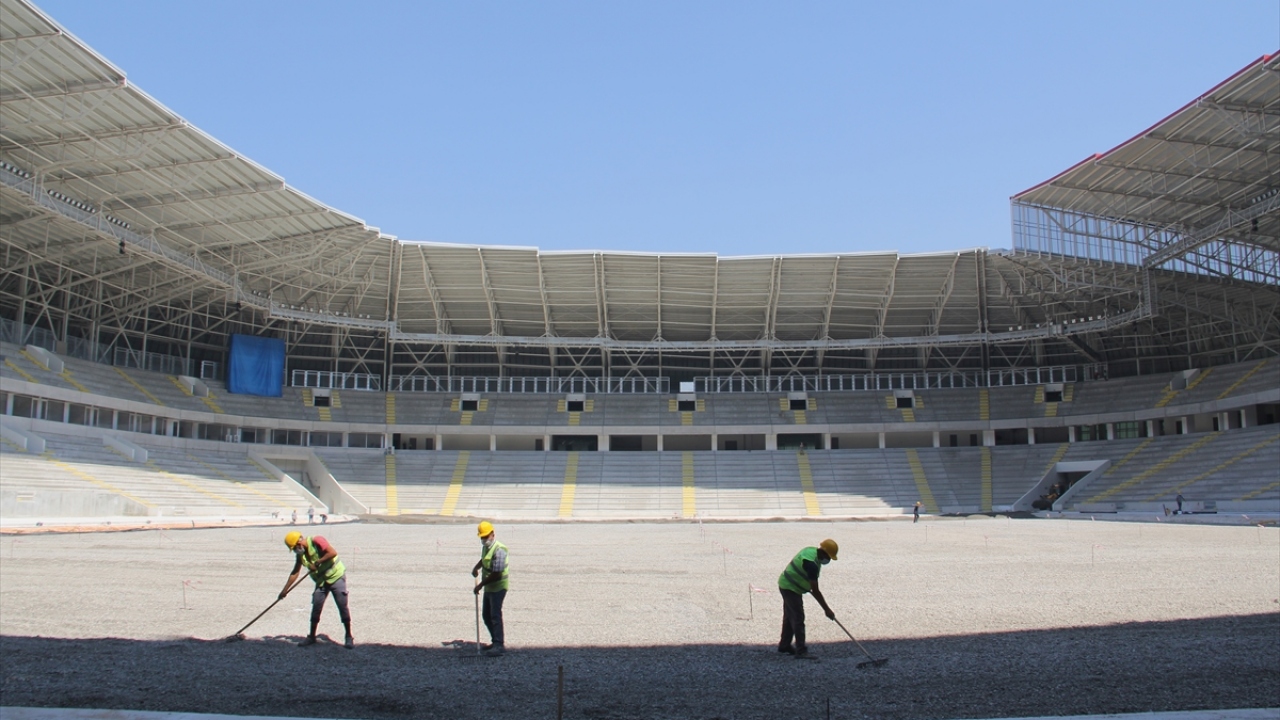 Doğan, stat koltuklarının bordo-beyaz olarak Hatayspor`un renklerine uygun seçildiğini, takıma tesis yapılması için de çalışma içerisinde olduklarını ifade etti.