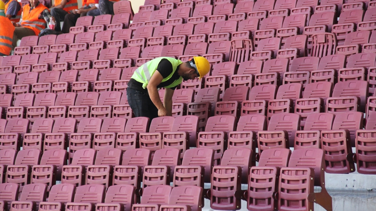 Başkan Tazearslan, mevcuttaki Atatürk Stadı`nın da Süper Lig`de maç oynanabilir konumuna getirilmesi için çalışma yapılacağını belirtti.