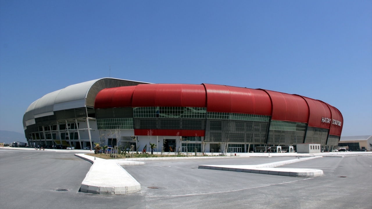 Doğan, beraberinde Hatayspor Başkanı Nihat Tazearslan, başkan vekili Aydın Toksöz ve basın sözcüsü Rahmi Vardı ile yapımı devam eden stada geldi.