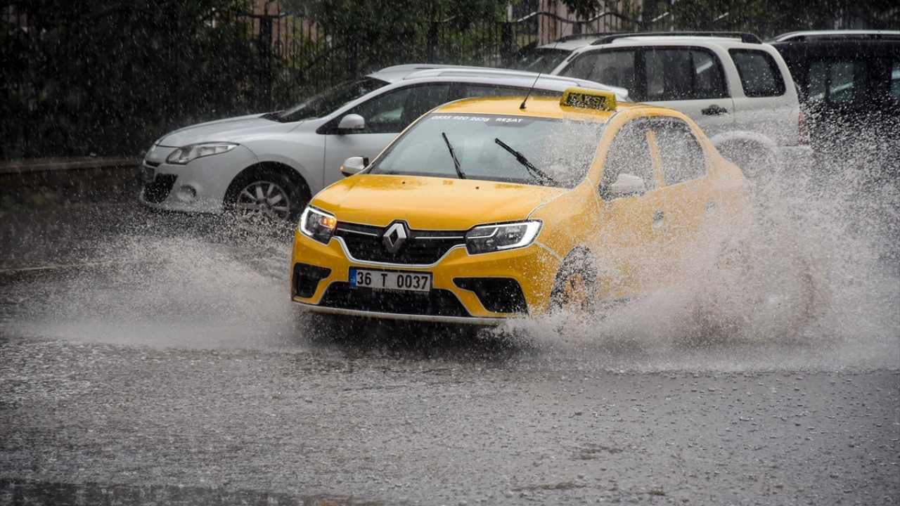 Kentte aniden bastıran şiddetli sağanak nedeniyle cadde ve sokaklarda su birikintileri oluştu. Bazı sürücüler, biriken su nedeniyle yolda ilerlemekte güçlük çekti.