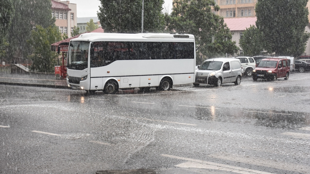 Bazı sürücüler, biriken su nedeniyle yolda ilerlemekte güçlük çekti.
