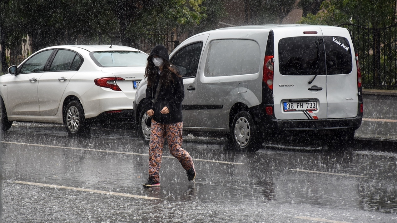 Yağmura hazırlıksız yakalanan vatandaşlar da ıslanmamak için kapalı alanlara girerek korunmaya çalıştı.