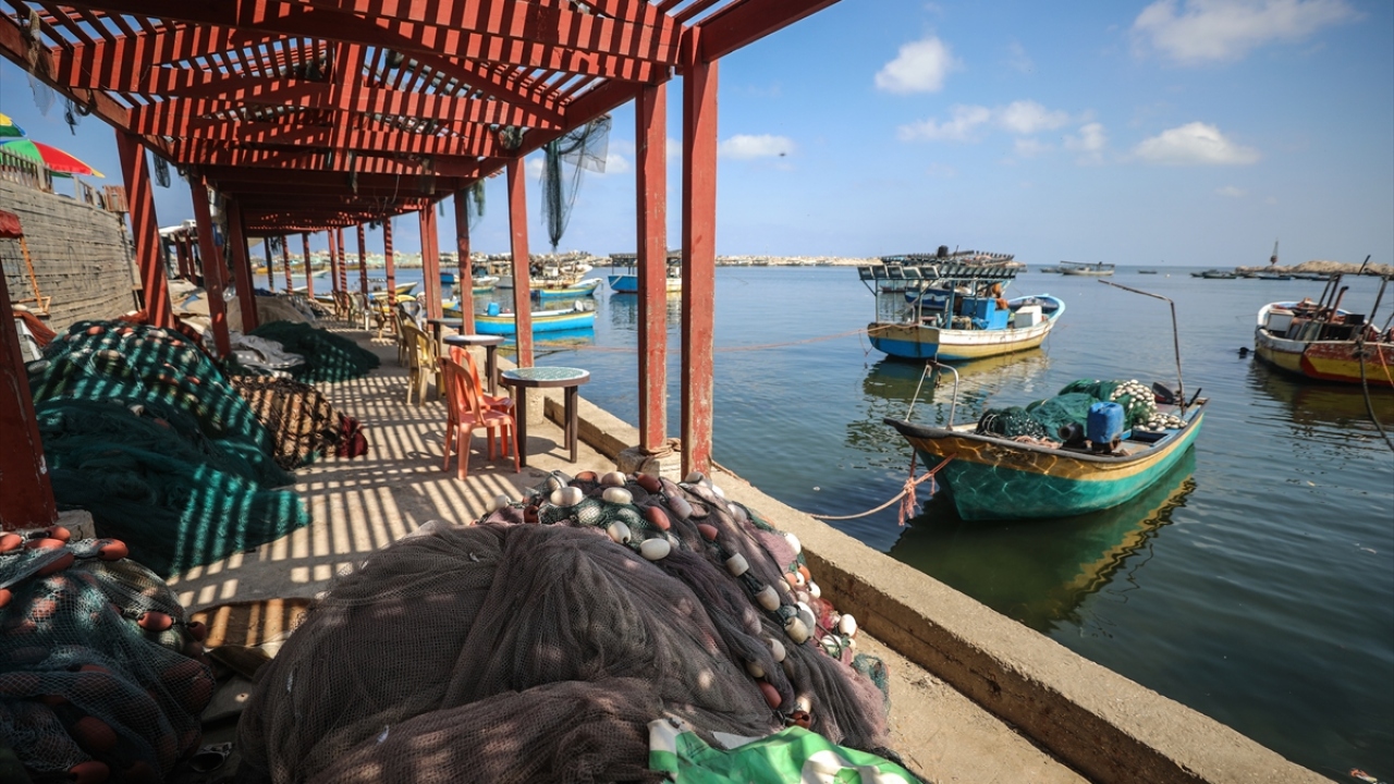 İsrail, abluka altındaki Gazze Şeridi`nden gönderilen yanan balonları gerekçe göstererek Filistinli balıkçıların avlanma mesafesini düşürdü.