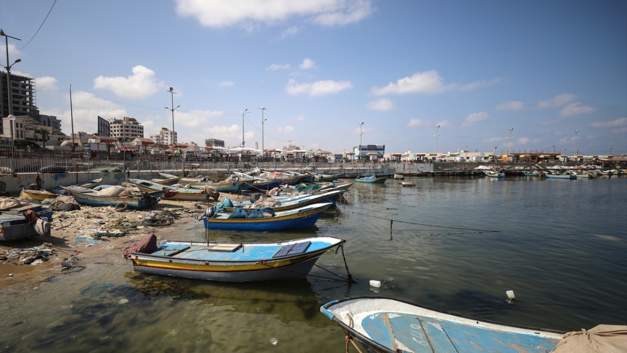 İsrail, yaklaşık 2 milyon Filistinlinin yaşadığı Gazze Şeridi`ni 2006`dan bu yana kara, deniz ve havadan abluka altında tutuyor.