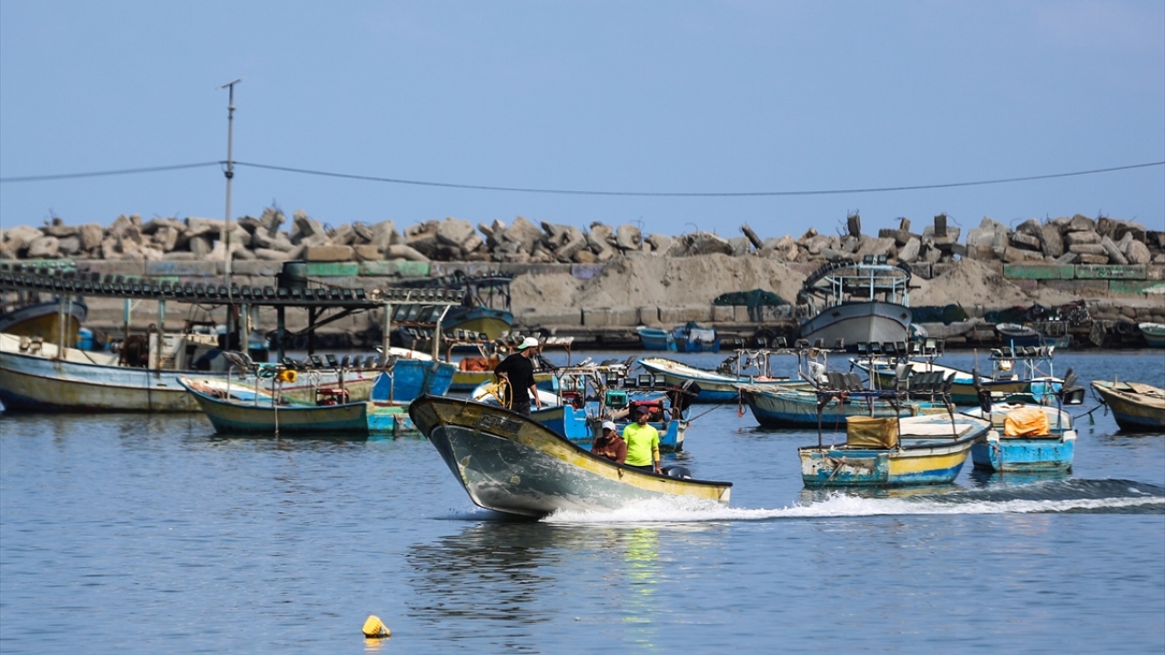 İsrail Kamu Yayın Kuruluşu KAN’ın haberine göre, İsrail Savunma Bakanı Benny Gantz’ın Gazzeli balıkçıların avlanma mesafesinin 15 milden 8 mile indirilmesi talimatı verdiği belirtildi.