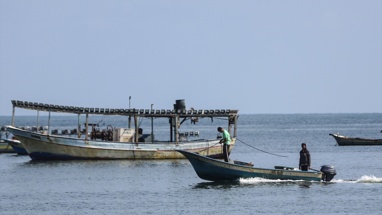Haberde, Gazzeli balıkçıların avlanma mesafesinin düşürülmesine gerekçe olarak Gazze`den İsrail tarafına gönderilen yanan balonların gösterildiği kaydedildi.