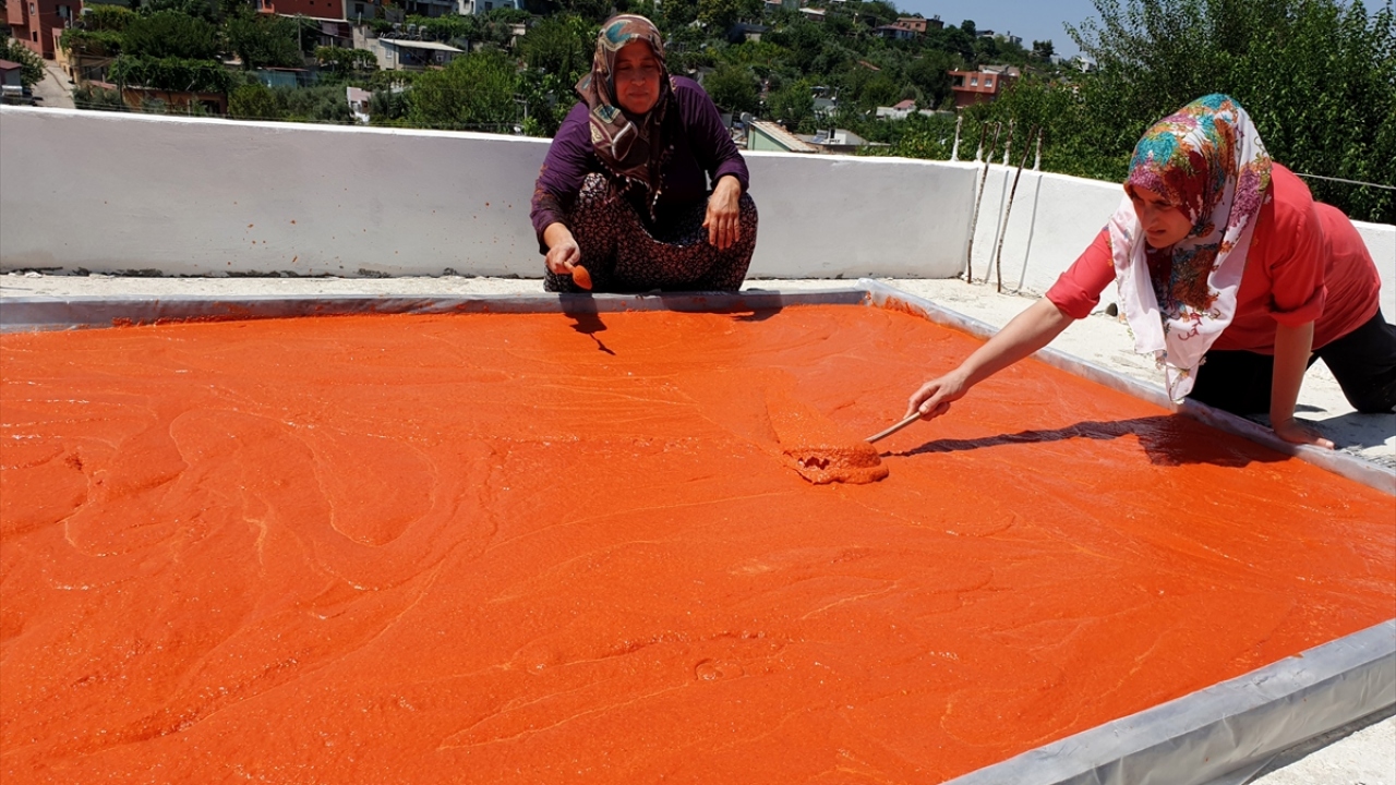 Ev hanımı Nurcan Arslantaş ise geleneksel yöntemlerle hazırladıkları biber salçasını güneş altında suyunu çekmesi için 15 gün beklettiklerini söyledi.