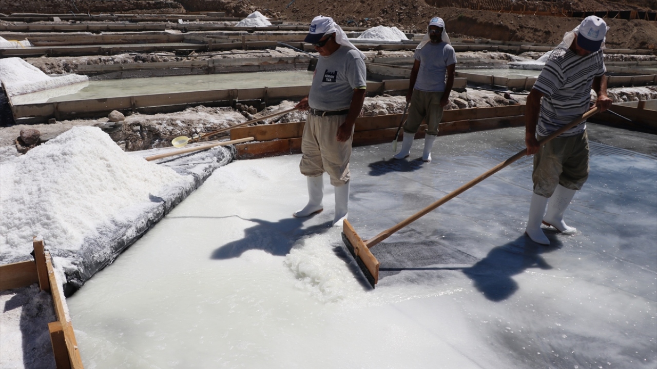 Tesiste çalışan Veli Toprak da sıcak havada tuz havuzlarında çalışmanın zorluğuna dikkati çekti.