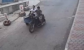 Seyir halindeyken üzerinden atladıkları motosiklet kuryeye çarptı