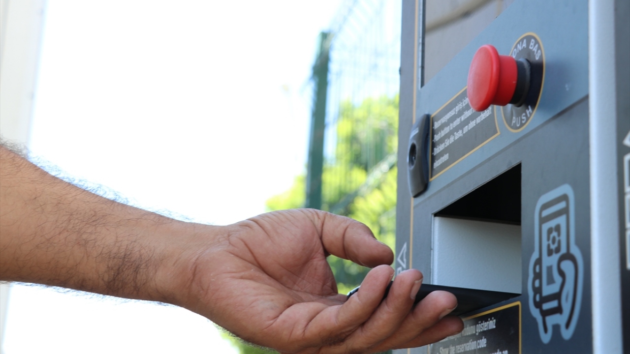 Yurt dışına yük taşıyan tırların randevusu sınır kapısına 5 kilometre uzaklıktaki kontrol noktasında inceleniyor, ardından sürücü tır parkına yönlendiriliyor.