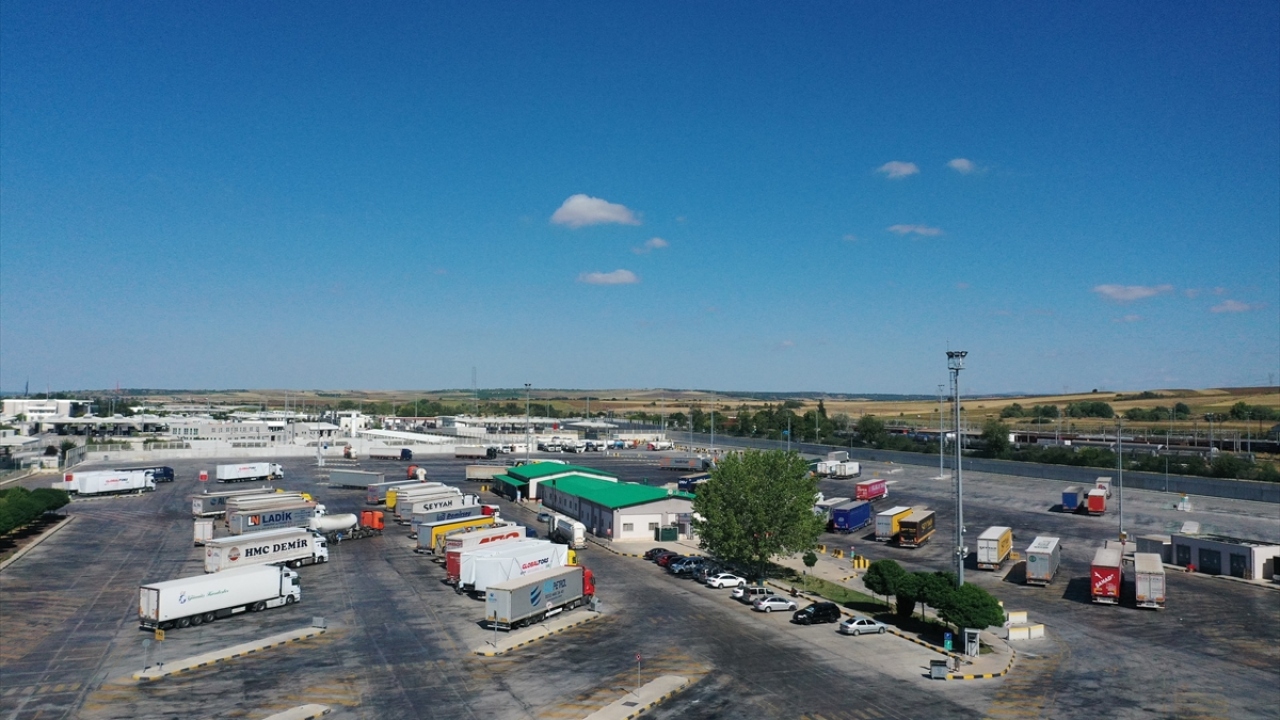 Bu sistemde tır sürücüleri ya da şirketleri, Bakanlığın internet sitesinden, sınırdan geçmek istedikleri tarihi, saati girerek randevu alıyor.