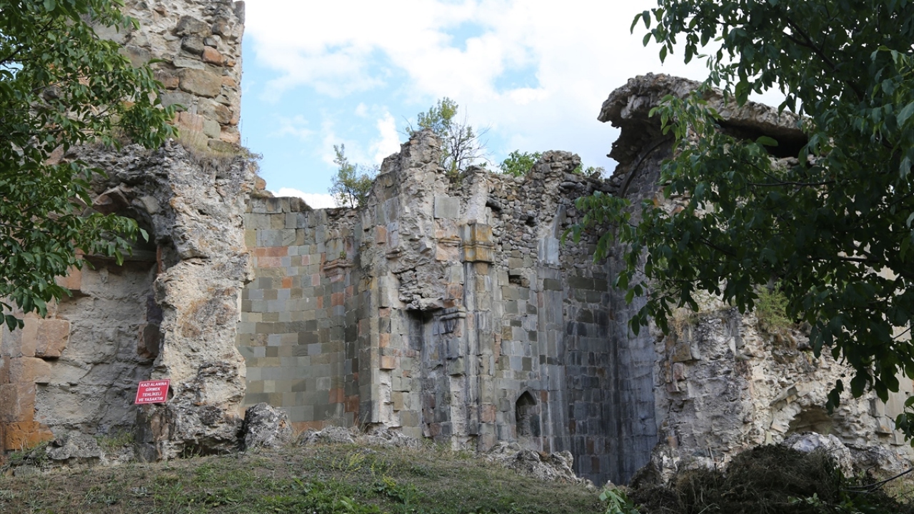 Köyün muhtarı Bayram Dursun ise kilisenin köy ve bölge için çok önemli bir tarihi yapı olduğuna değinerek, projede emeği geçenlere teşekkür etti.