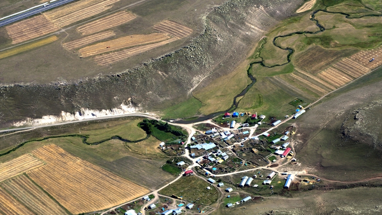 Sarıkamış Ziraat Odası Başkanı Nesim Gök, çiftçileri tarlada ziyaret edip bol ve bereketli bir hasat dönemi geçirilmesini diledi.