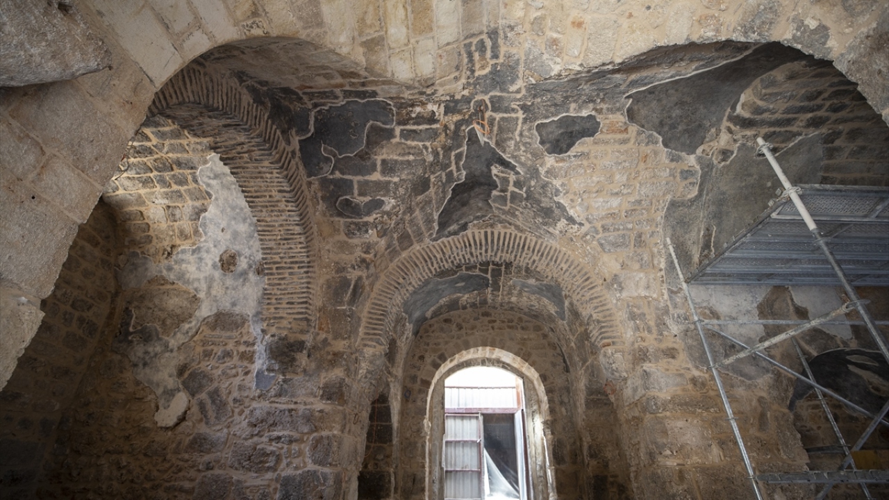 Antalya`da Selçuklu ve Osmanlı uygarlığının izlerini taşıyan tarihi Kaleiçi`ndeki yapı, Antalya`yı fetheden Selçuklular`ın, camiye çevirmesiyle "fethin sembolü" oldu.