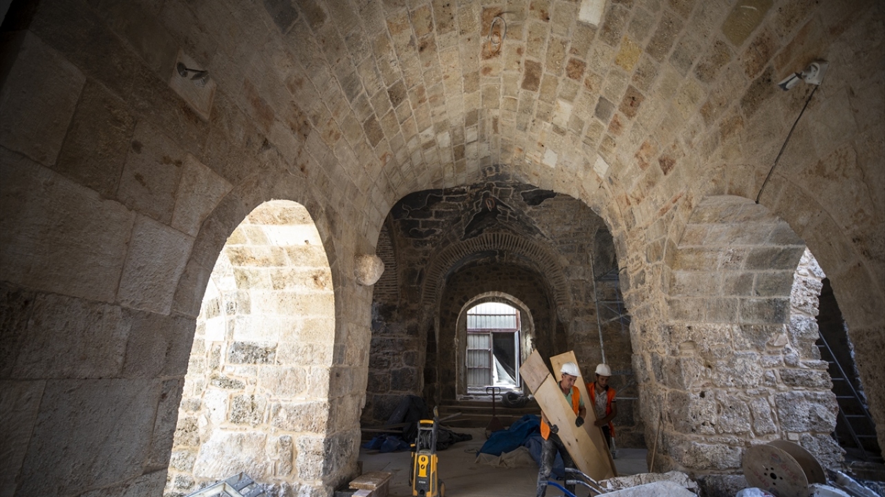Antalya`nın fethinin simgesi olarak kabul edilen, 1896`da çıkan yangından sonra kullanılamaz hale gelen Şehzade Korkut Camii, ibadete açılmaya hazırlanıyor.