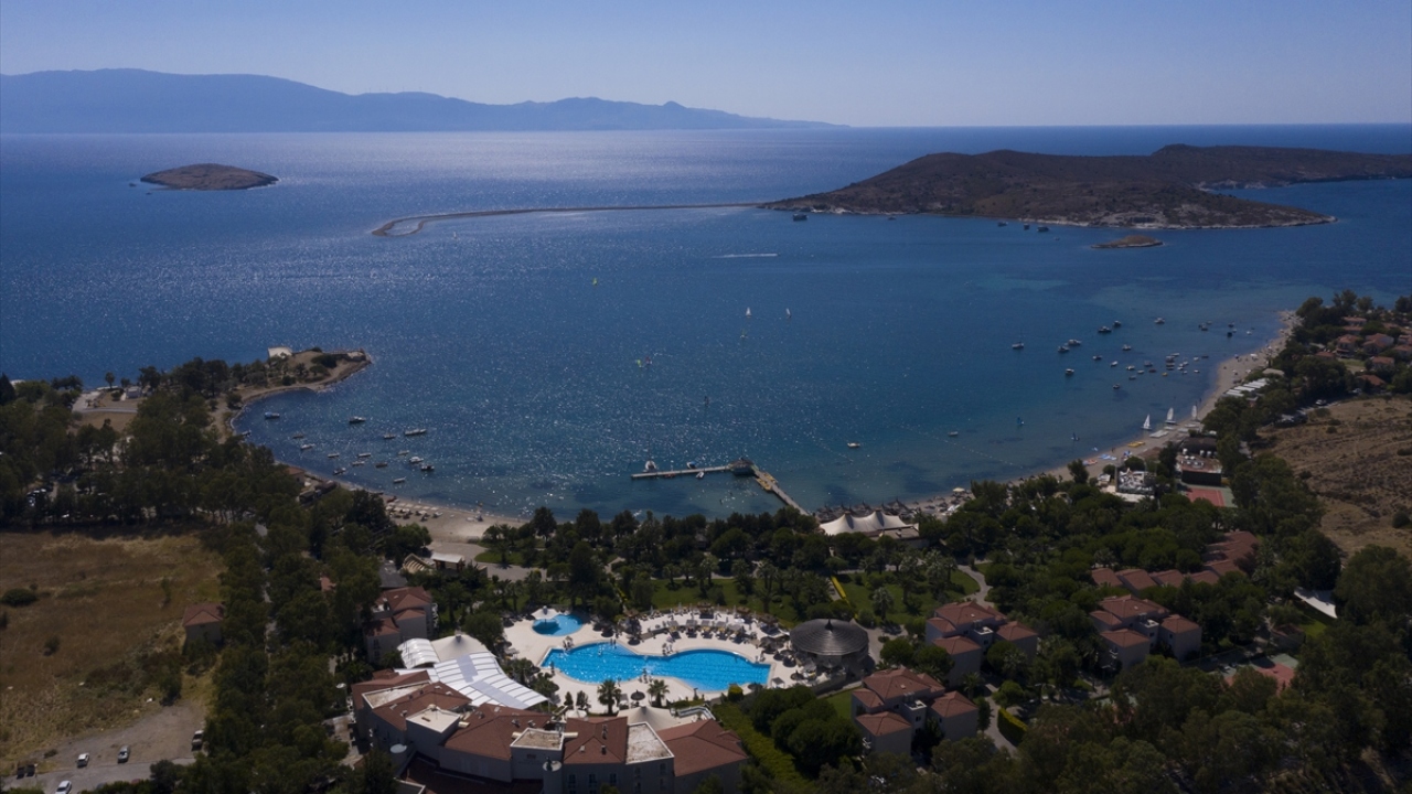 Yeni tip koronavirüs (Covid-19) salgını nedeniyle sezona kötü bir başlangıç yapan turizm sektörü bayramda dolan tesislerle nefes aldı. 