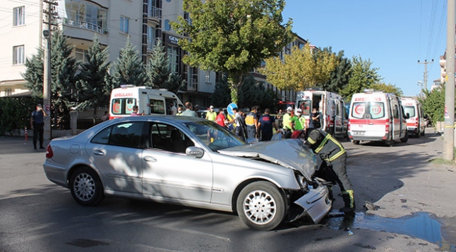 Aksaray'da minibüs ile otomobil çarpıştı: 12 yaralı