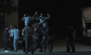 Sokak düğününe katılan gençler, koronavirüsü hiçe saydı