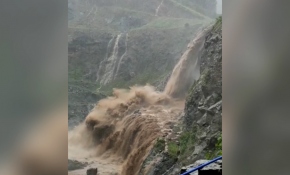 Trabzon'daki sel ve heyelan: Şelale gibi çağladı