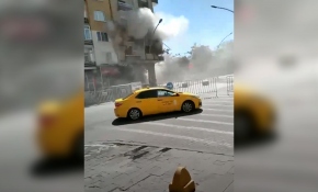 Malatya'da hasarlı bina yıkım sırasında böyle çöktü