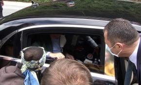 Cumhurbaşkanı Erdoğan'dan gazetecilere mısır ikramı