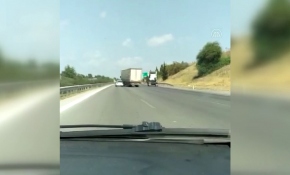 Tır şoförünün tehlikeli yolculuğu kamerada