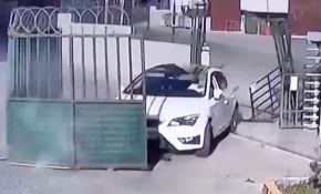 Yönetime kızdı demir kapıyı otomobille yerinden söktü