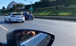 Düğün konvoyunda camdan sarkarak dans ettiler