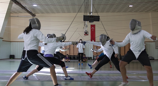 Pandemi sürecinde spor yapmak isteyenlere eskrim önerisi