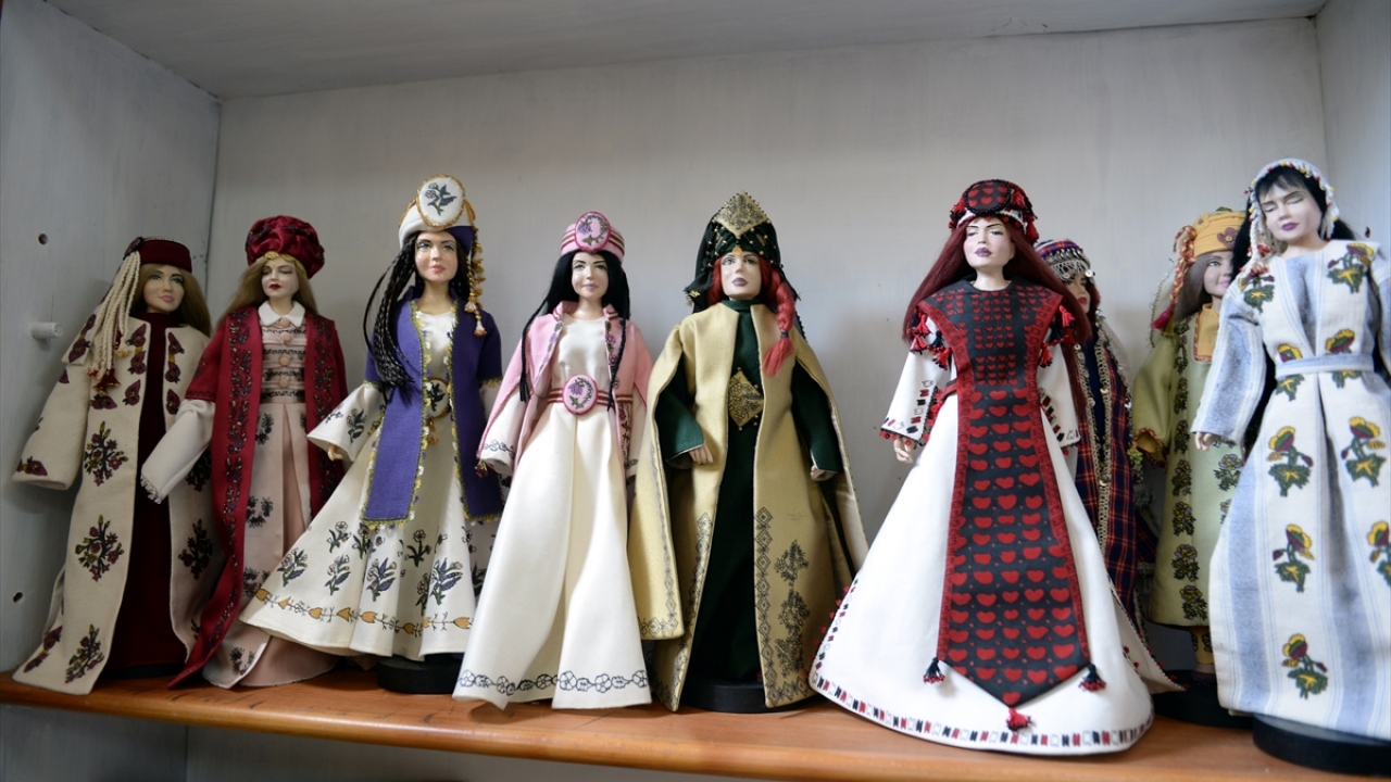 Bir arkadaşının yönlendirmesi ile tanıştığı kitre bebek yapımında 10 yılı geride bırakan Kestane, açtığı atölyede üretimlerini sürdürüyor.