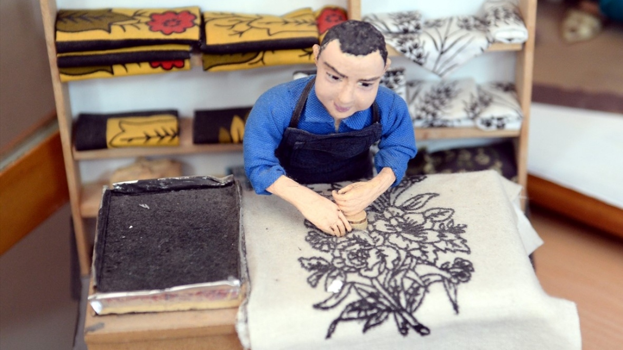 Anadolu folklorunun tanıtımında büyük rol oynayan kitre bebek sanatı ile tesadüfi şekilde tanıştığını ifade eden Kastane, şunları dile getirdi: