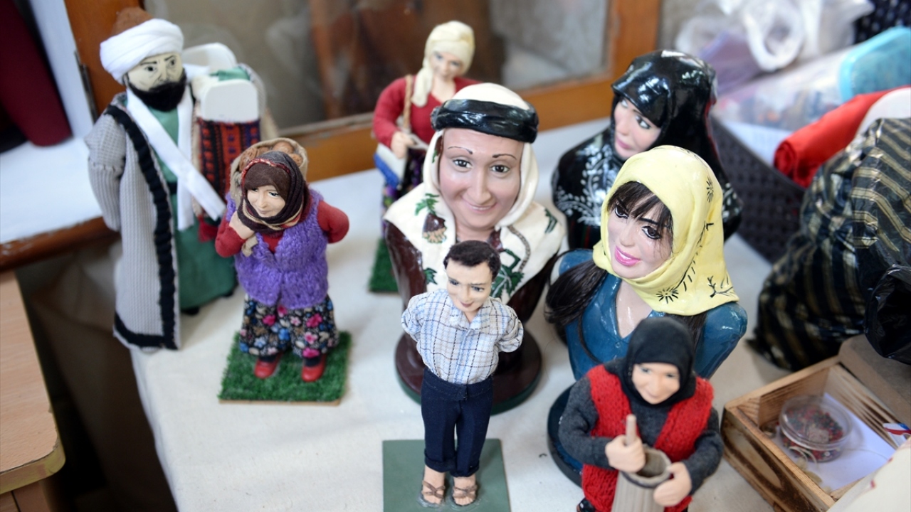 Her aşaması el işçiliği olan kitre bebek yapımında, çok fazla malzeme kullanıldığı için maliyetin yüksek olduğunu vurgulayan Kestane, bir bebeğin yapımının 2 hafta ile bir ay arasında sürdüğünü, fiyatların ise 200 liradan başladığını aktardı.