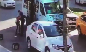 Yasal sınırı aştığı için indirilen yolcu minibüsün camını kırdı