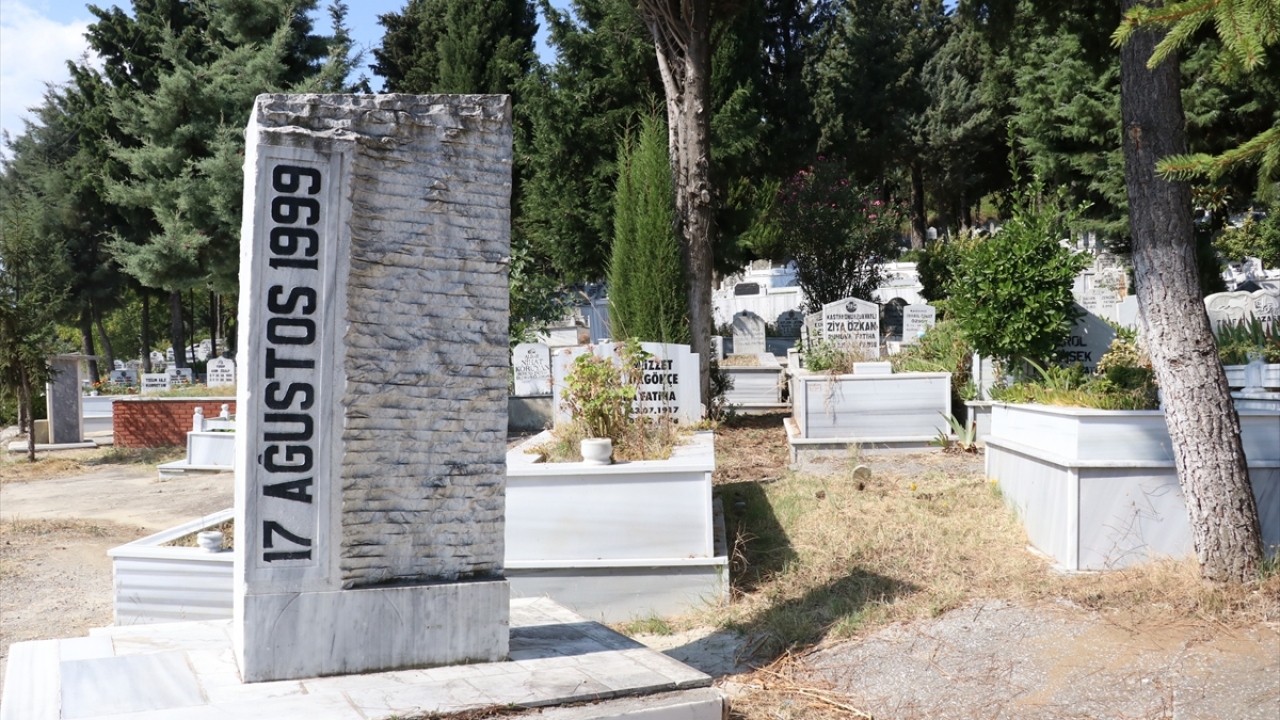 Depremde Yalova`da yaşamını yitiren 2 bin 504 kişiden 571`inin kabirlerinin bulunduğu Şehir Mezarlığına gelenler, mezarların bakımını yaparak dua etti.