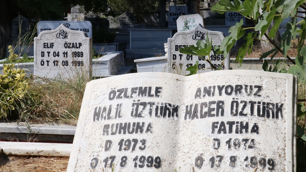 Konuşurken gözyaşlarına hakim olamayan Laleoğlu, "21 yıl geçti ama acısı hala taze. Hiçbir şey diyemiyorum. Çok acı, unutulmuyor. Çok değerli, vatana, millete çok faydalı insanlardı. Bir gecede hepsi yok oldular." dedi.