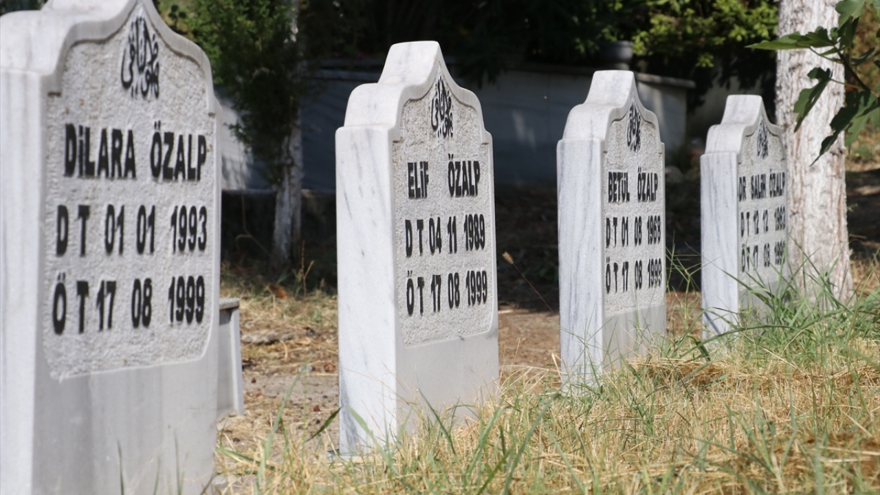 Kendisi ve oğlunun kurtulduğunu, eşi ile kızının ise yaşamını yitirdiğini dile getiren Çetin, şöyle konuştu: