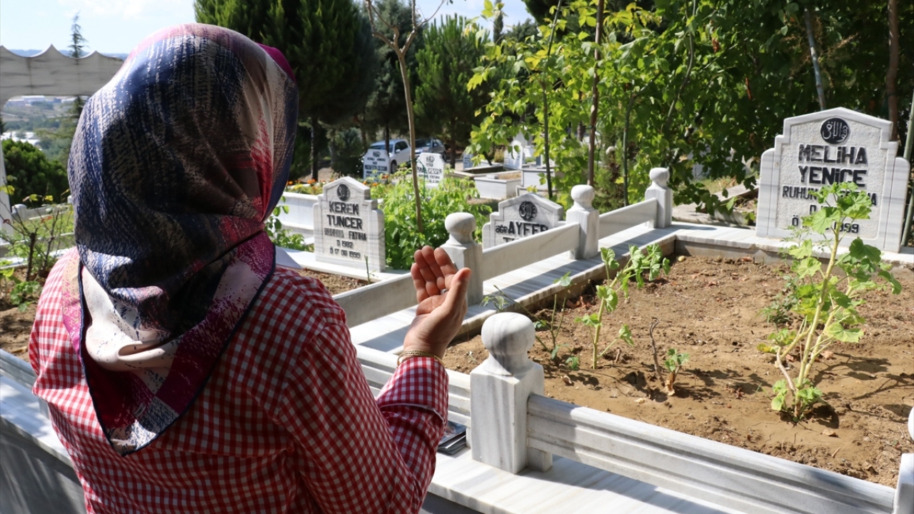 Ziyaretçilerden Hülya Laleoğlu, depremde ailesinden 7 kişiyi kaybettiğini söyledi.
